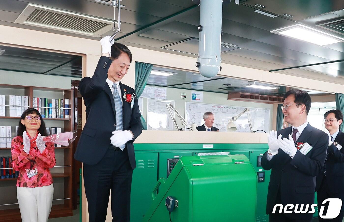 안덕근 산업통상자원부 장관이 18일 오전 경남 거제시 삼성중공업 거제조선소에서 열린 대형 액화천연가스(LNG) 운반선 수출 500호선인 '오리온 스피릿(Orion Spirit)'호 명명식에서 뱃고동을 시연하고 있다. 오리온 스피릿호는 1994년 대한민국이 처음으로 LNG운반선을 건조한 이래 국내 조선소가 30년 만에 500번째로 수출하는 선박으로 미국 JP모건에 인도된다. (산업통상자원부 제공) 2024.4.18/뉴스1