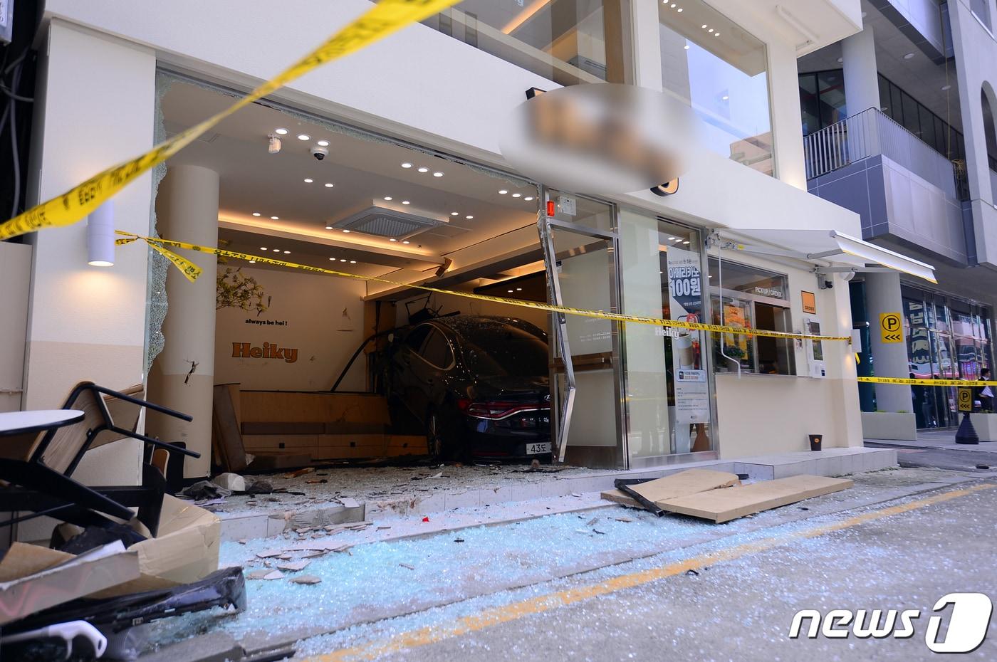 본문 이미지 - 차량 돌진 사고가 난 광주 한 카페에 유리 파편들이 흩어져 있다. 2024.4.18 ⓒ 뉴스1 이승현 기자