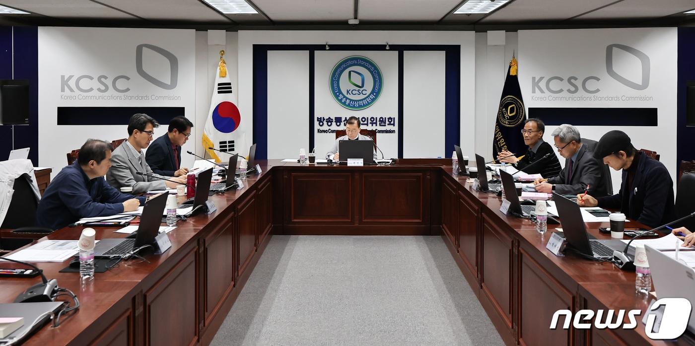 본문 이미지 - 백선기 선거방송심의위원회 위원장이 18일 서울 양천구 방송회관에서 열린 제15차 제22대 국회의원선거 선거방송심의위원회 정기회의를 주재하고 있다. 2024.4.18/뉴스1 ⓒ News1 김도우 기자