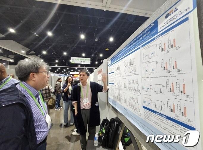 본문 이미지 - 차백신연구소 연구원이 2024 AACR에서 참석한 연구자들에게 CVI-CT-001을 소개하고 있다.&#40;차백신연구소 제공&#41;/뉴스1 ⓒ News1
