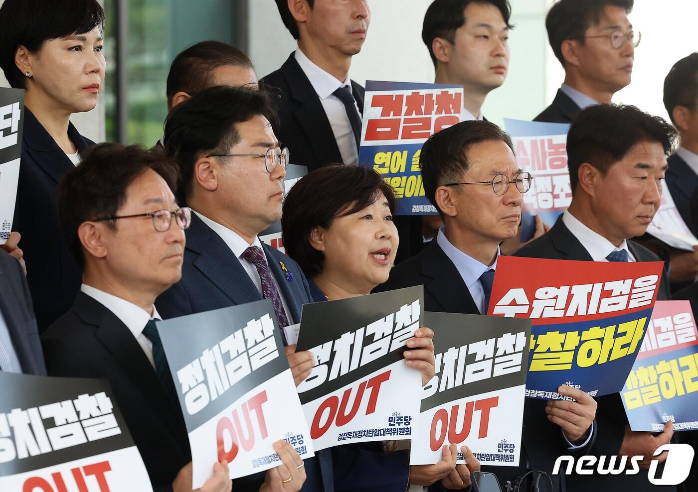 본문 이미지 - 민주당 의원들이 ‘쌍방울 대북송금’ 사건 재판 피고인인 이화영 전 경기도 평화부지사가 최근 법정에서 제기한 ‘술판 진술조작’ 의혹에 대한 대검찰청의 감찰을 촉구하고 있다. 2024.4.18/뉴스1 ⓒ News1 김진환 기자