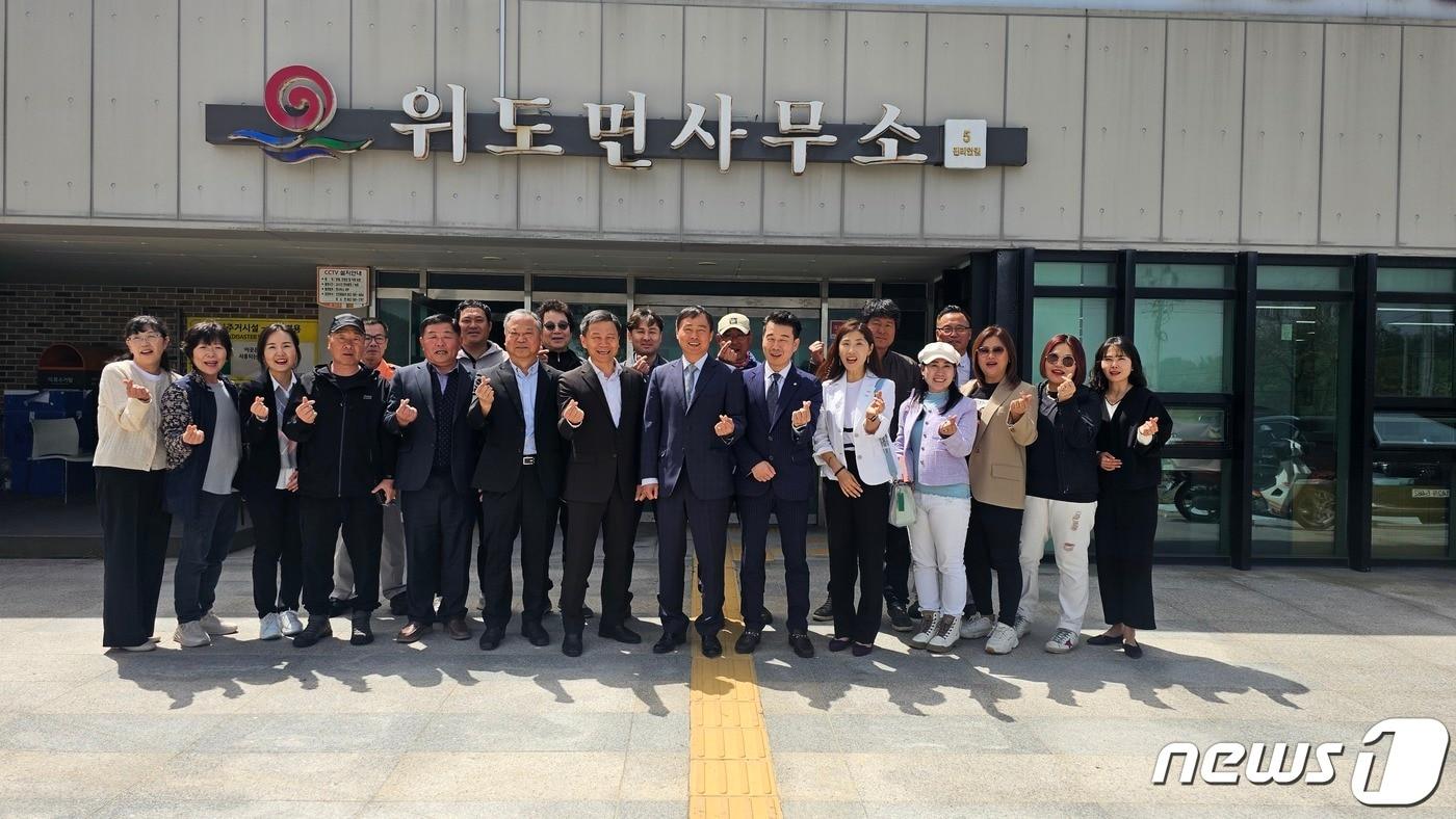 본문 이미지 - 부안군 위도면 주민자치위원회(위원장 최만)와 전주시 호성동 주민자치위원회가 18일 자매결연을 맺었다.(부안군 제공)2024.4.18/뉴스1