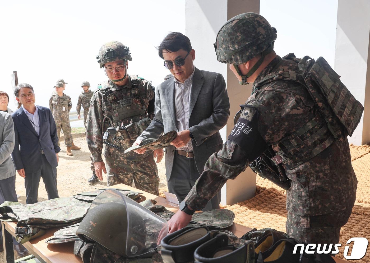 본문 이미지 - 양구 을지전망대 방문한 김진태 강원지사.(강원도 제공) 2024.4.18/뉴스1