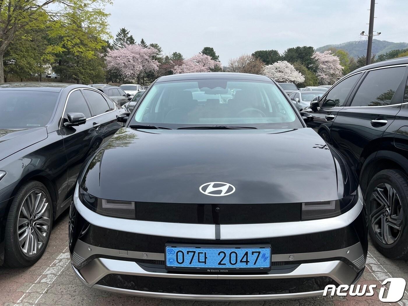 본문 이미지 - 3년 만에 부분 변경으로 돌아온 현대자동차 전기차 '더 뉴 아이오닉5' 외관.