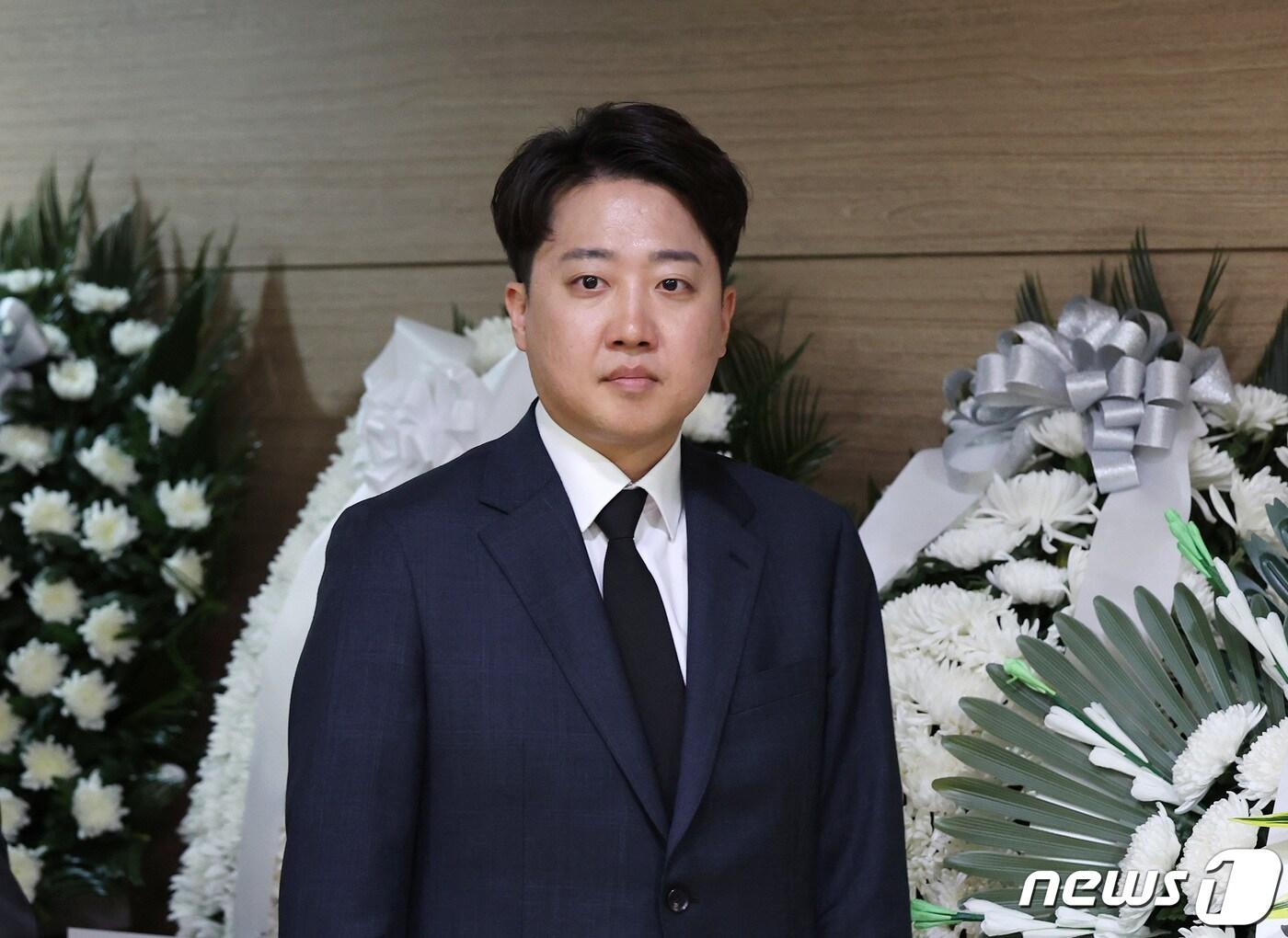 본문 이미지 - 이준석 개혁신당 대표가 18일 서울 강동구 강동성심병원 장례식장에 마련된 고 박종철 열사의 어머니 정차순 여사의 빈소를 조문하고 있다.(공동취재) 2024.4.18/뉴스1 ⓒ News1 구윤성 기자