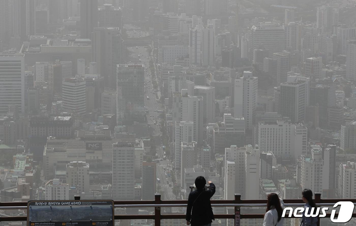 본문 이미지 - 황사의 영향으로 부산지역 미세먼지 농도가 이틀째 '매우 나쁨' 수준을 보인 지난해 4월 18일 오후 부산 황령산 봉수대 전망대에서 바라본 도심이 미세먼지에 덮여 뿌옇게 보이고 있다. 2024.4.18/뉴스1 ⓒ News1 윤일지 기자