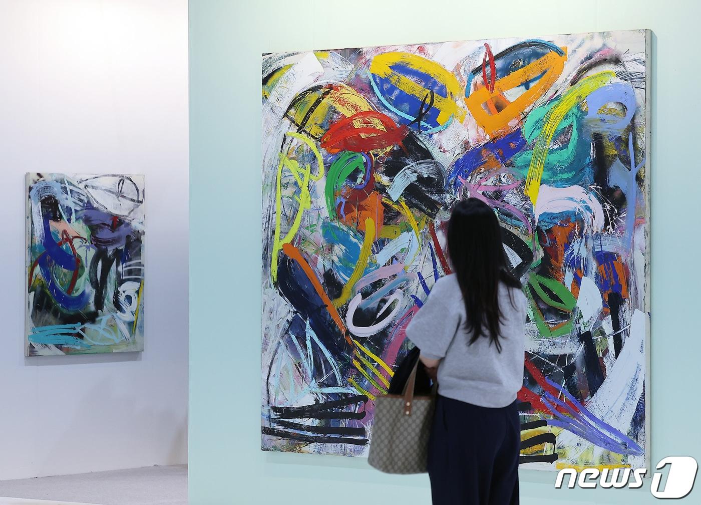 본문 이미지 - 18일 오후 서울 강남구 세텍(SETEC)에서 열린 '아트 오앤오(ART OnO) 2024'를 찾은 관람객이 전시물을 스마트폰으로 촬영하고 있다. 2024.4.18/뉴스1 ⓒ News1 김진환 기자