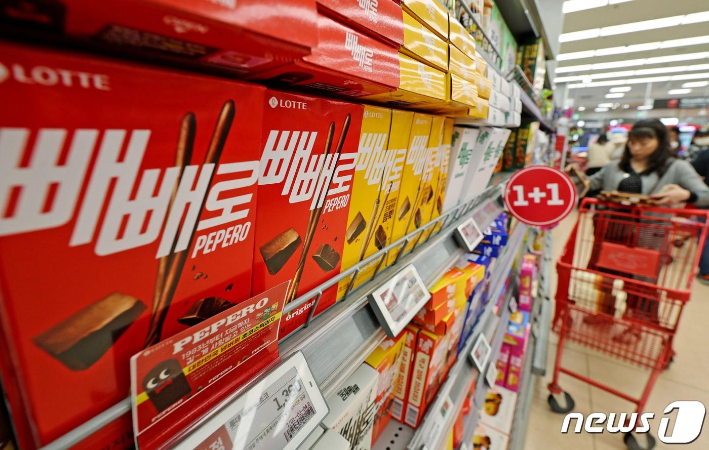 본문 이미지 - 서울의 한 대형마트 과자류 코너에 빼빼로가 진열돼 있다. (자료사진) 2024.18/뉴스1 ⓒ News1 장수영 기자