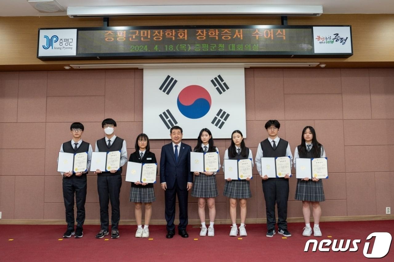 본문 이미지 - 충북 증평군장학회 장학금 전달식.(증평군 제공)/뉴스1