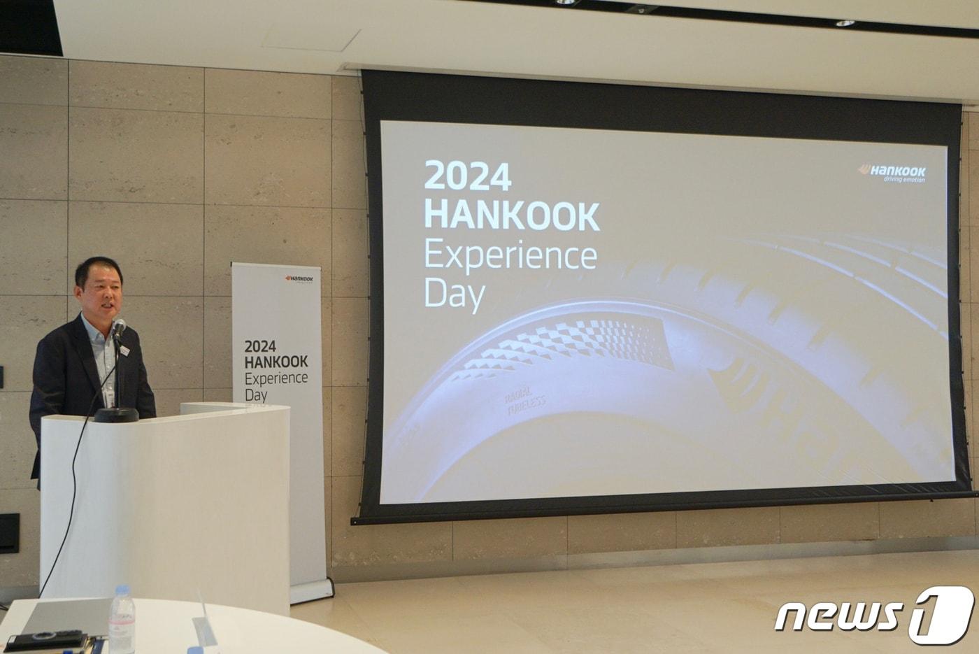 본문 이미지 -  한국타이어앤테크놀로지 마케팅총괄 겸 경영혁신총괄 박정호 부사장이 16일 경기 성남시 본사 '테크노플렉스'에서 열린 한국 익스피리언스 데이 인삿말을 하고 있다.(한국타이어 제공)
