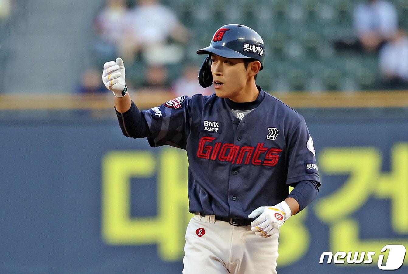 본문 이미지 - 18일 오후 서울 송파구 잠실야구장에서 열린 프로야구 '2024 신한 SOL 뱅크 KBO리그' 롯데 자이언츠와 LG 트윈스의 경기, 1회초 롯데 공격 1사 상황에서 2번타자 황성빈이 안타로 출루하고 있다. 2024.4.18/뉴스1 ⓒ News1 장수영 기자