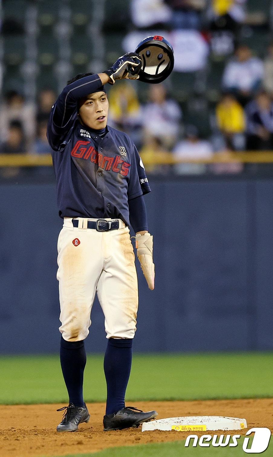 본문 이미지 - 18일 오후 서울 송파구 잠실야구장에서 열린 프로야구 '2024 신한 SOL 뱅크 KBO리그' 롯데 자이언츠와 LG 트윈스의 경기, 3회초 롯데공격 1사 1루 상황에서 1루주자 황성빈이 투수 실책을 틈타 2루를 밟고 있다. 2024.4.18/뉴스1 ⓒ News1 장수영 기자