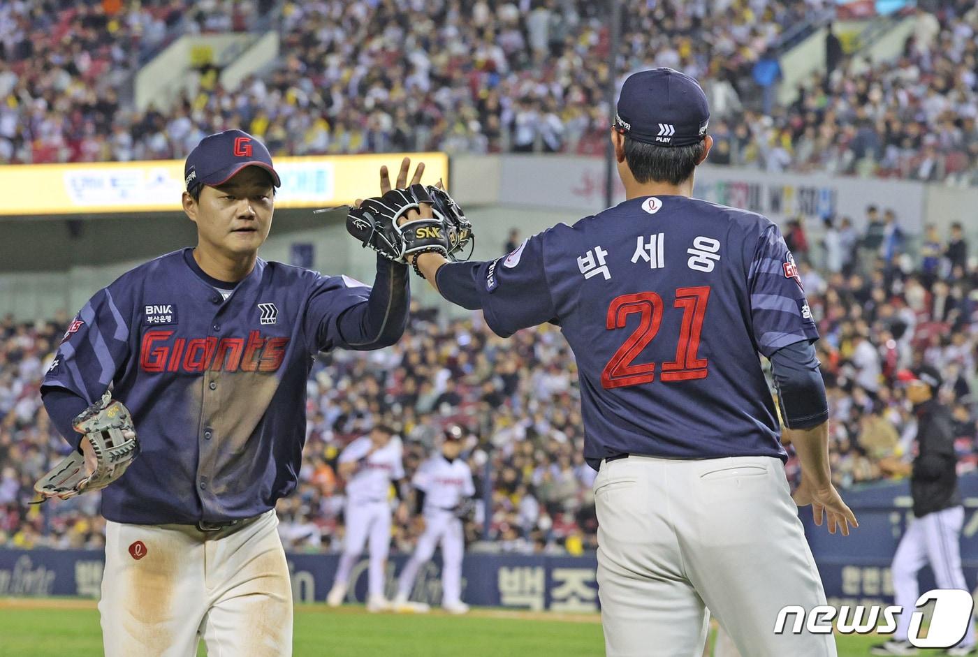 18일 오후 서울 송파구 잠실야구장에서 열린 프로야구 '2024 신한 SOL 뱅크 KBO리그' 롯데 자이언츠와 LG 트윈스의 경기, 6회까지 2실점 호투를 이어간 롯데 선발 박세웅이 더그아웃 앞에서 야수들을 맞이하고 있다. 2024.4.18/뉴스1 ⓒ News1 장수영 기자