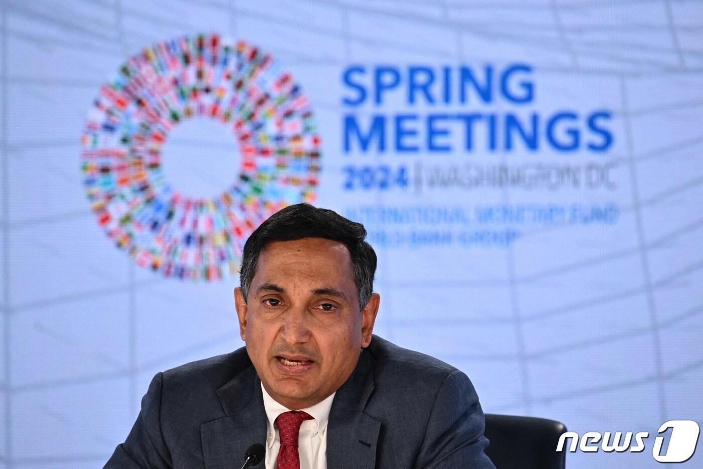 본문 이미지 - 크리슈나 스리니바산 국제통화기금(IMF) 아시아태평양 국장이 18일(현지시간) 워싱턴의 IMF 본부에서 언론 브리핑을 하고 있다. 2024.4.18 ⓒ AFP=뉴스1 ⓒ News1 강민경 기자