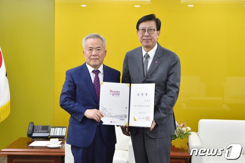 본문 이미지 - 차재근(왼쪽) 신임 대표이사와 박형준 부산시장이 18일 부산시청에서 임용장 수여식 후 기념사진을 찍고 있다(부산시청 제공)