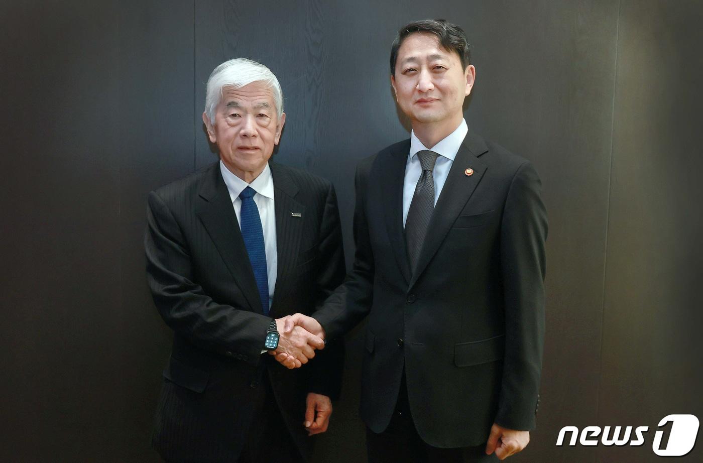 안덕근 산업통상자원부 장관이 서울 여의도 콘래드호텔에서 닛카쿠 도레이 회장과 면담을 갖기 전 기념촬영을 하고 있다. (산업통상자원부 제공) 2024.4.19/뉴스1