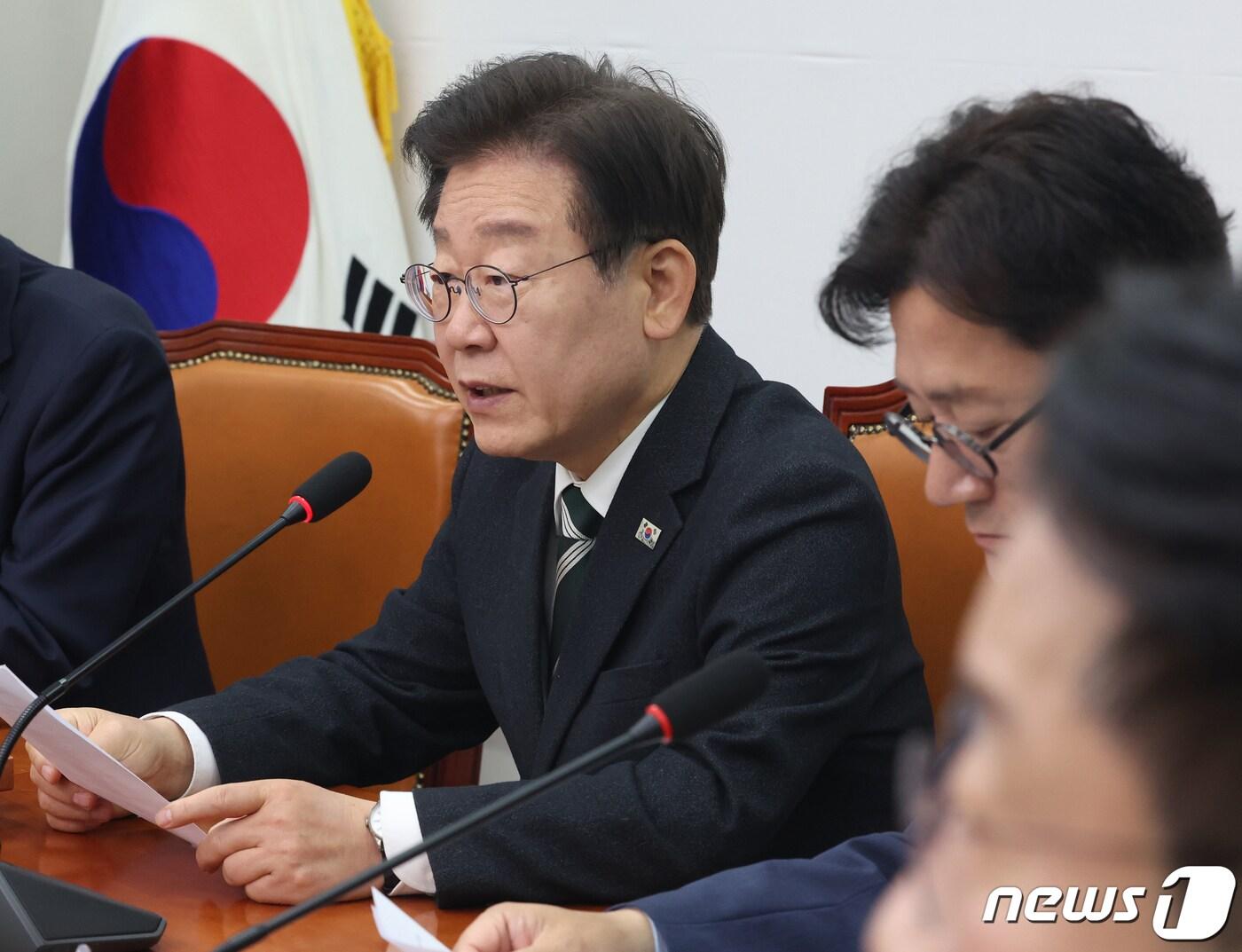 본문 이미지 - 이재명 더불어민주당 대표가 19일 서울 여의도 국회에서 열린 최고위원회의에서 발언을 하고 있다. 2024.4.19/뉴스1 ⓒ News1 ,송원영 기자