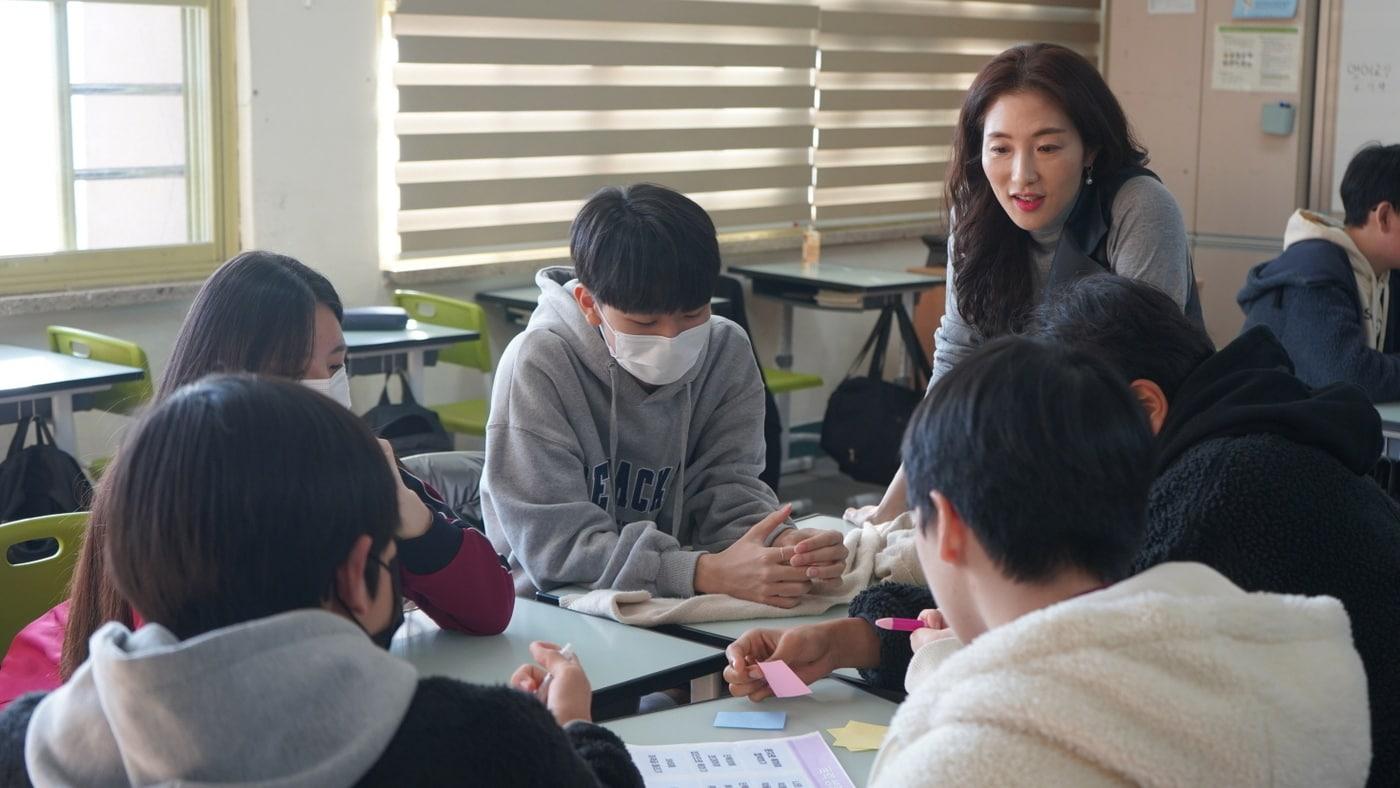 본문 이미지 - LG생활건강은 대한적십자사와 함께 하는 '더불U 캠페인'의 일환으로 학교폭력 예방 교육인 '학교야 웃자!' 프로그램을 시작했다.(LG생활건강제공)