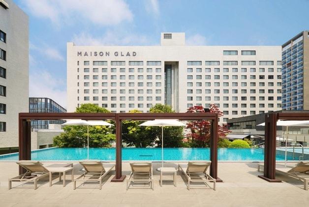 본문 이미지 - 메종 글래드 제주의 야외 수영장 '더 파티오 풀'.(글래드 호텔앤리조트 제공) 