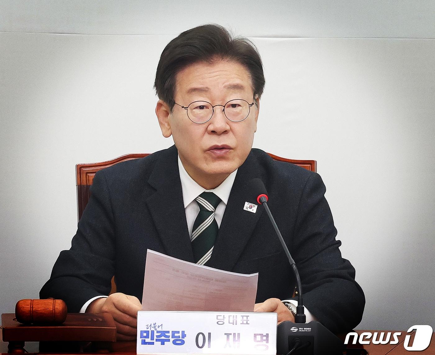 본문 이미지 - 이재명 더불어민주당 대표가 19일 서울 여의도 국회에서 열린 최고위원회의에서 발언을 하고 있다. 2024.4.19/뉴스1 ⓒ News1 ,송원영 기자