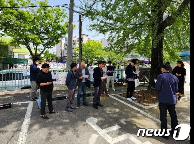 본문 이미지 - 이천시가 지난 18일 관고동에서 진행한 통합보훈회관 설계공모 현장설명회 때 모습.(이천시 제공)