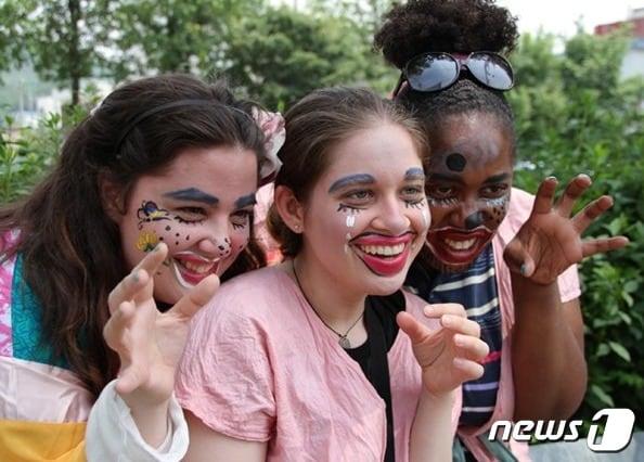 본문 이미지 - 19일 충북 음성군이 음성품바축제 외국인 관광객을 위한 관광상품을 개발한다고 밝혔다. 사진은 품바 분장을 한 외국인 관광객.(음성군 제공)2024.4.19/뉴스1 