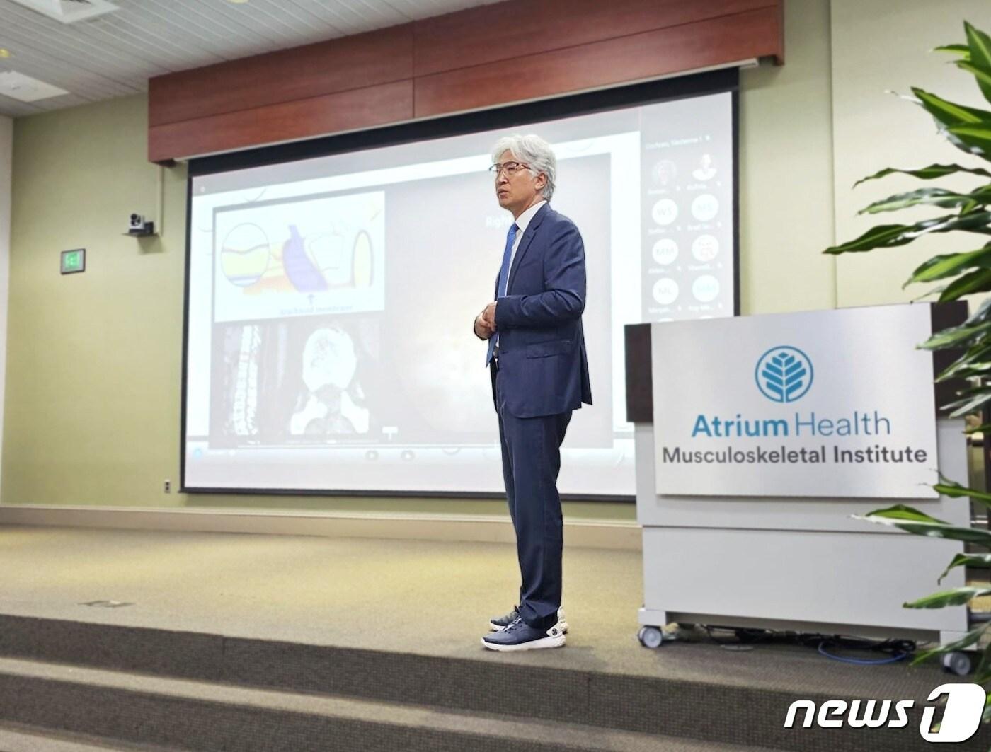 본문 이미지 - 박철웅 대한최소침습척추학회장(대전우리병원 대표원장)이 19일 캐롤라이나 신경외과 및 척추학회 양방향척추내시경세미나에 초청돼 200여명의 현지 의료진을 대상으로 강연하고 있다. (대전우리병원 제공)/뉴스1