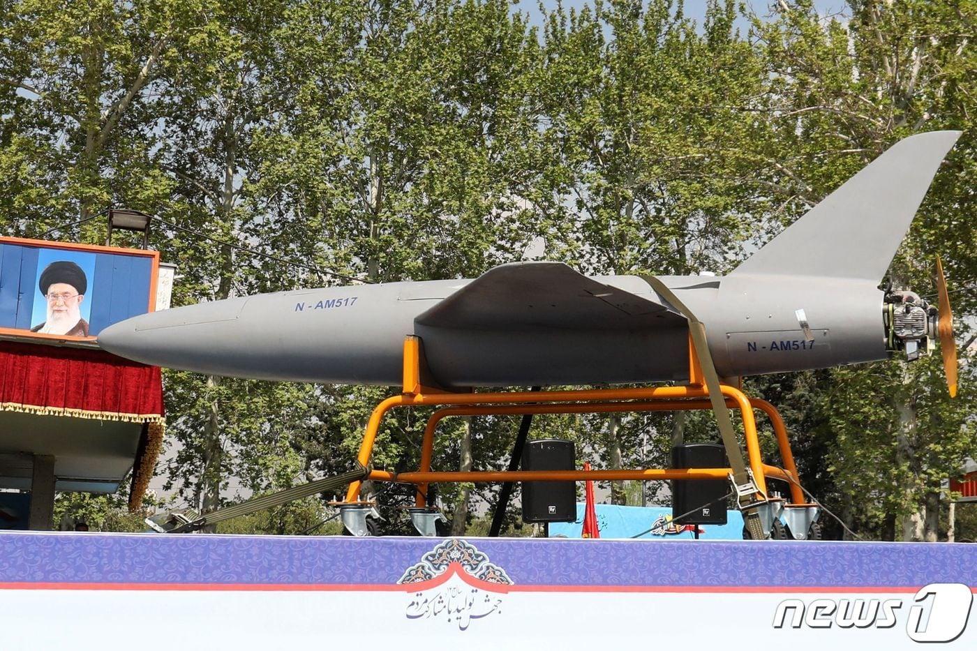 본문 이미지 - 17일(현지시간) 이란 국군의날 기념식 군사 퍼레이드에 아라쉬 드론이 지나가고 있다. 2024.04.17 ⓒ AFP=뉴스1