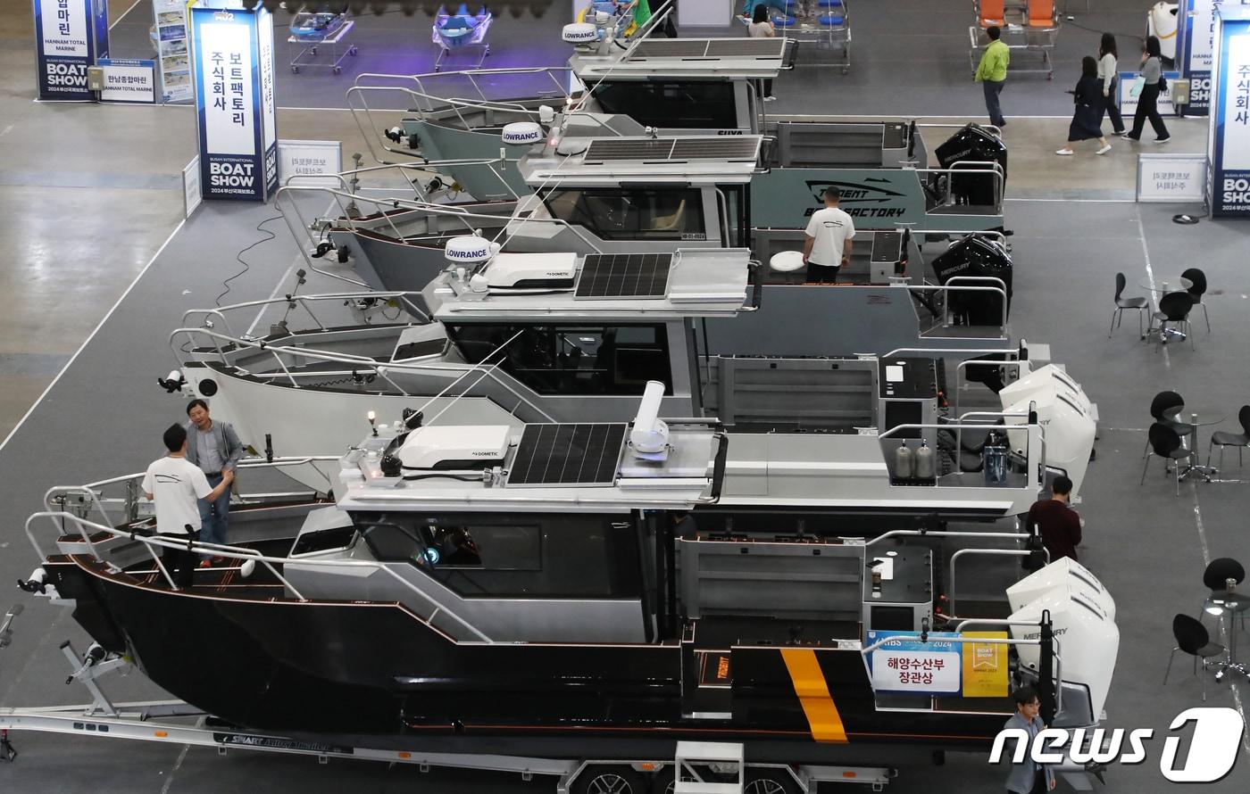 본문 이미지 - 부산 해운대구 벡스코 제1전시장에서 열린 '2024 부산국제보트쇼'에서 관람객들이 보트 등 다양한 해양레저산업 상품을 둘러보고 있다. /뉴스1 ⓒ News1 윤일지 기자