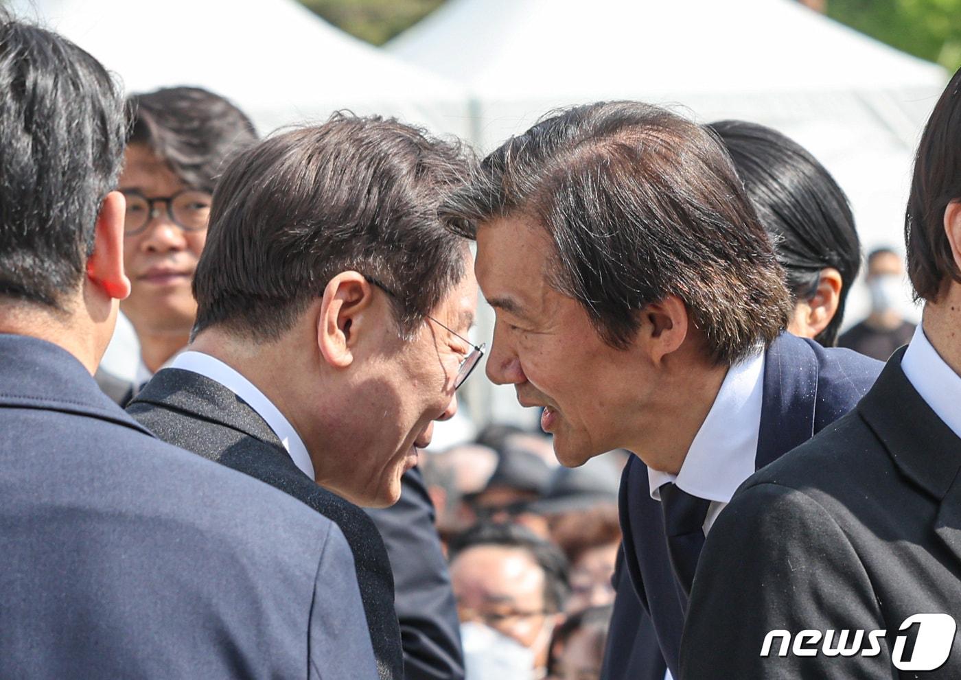 본문 이미지 - 이재명 더불어민주당 대표와 조국 조국혁신당 대표가 19일 오전 서울 강북구 국립4.19민주묘지에서 거행된 제64주년 4.19혁명 기념식에서 인사하고 있다. ⓒ News1 박지혜 기자