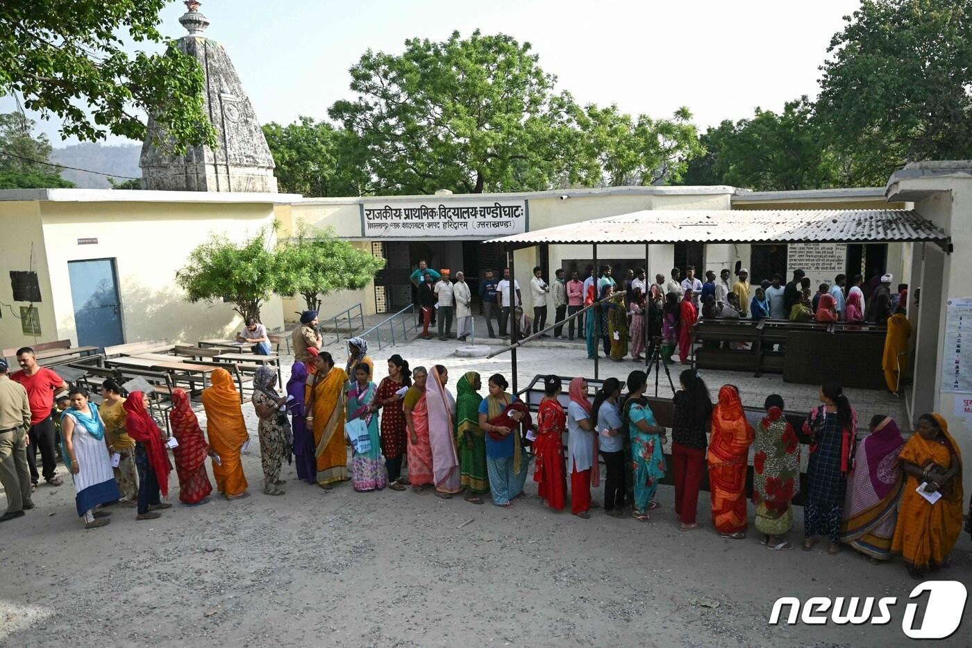 본문 이미지 - 인도 하리드와르 유권자들이 19일 시작된 인도 총선에서 투표하기 위해 긴 줄을 서있다. 유권자수 약 9억7000만명으로 세계 최대규모 민주주의 실험장인 인도 총선은 이날부터 6월1일까지 44일간 지역별로 총 7번의 투표를 통해 치러진다. 2024.04.19 ⓒ AFP=뉴스1 ⓒ News1 정지윤기자