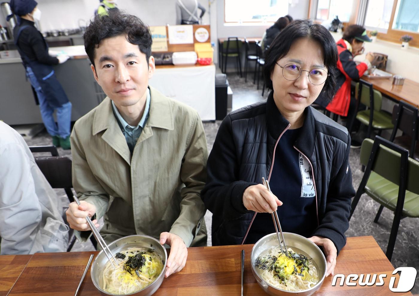 본문 이미지 - 광주 서구 고령사회정책과 어르신지원팀 박미진 팀장(오른쪽)과 서수훈 주무관(왼쪽)이 양동 천원국시를 맛보고 있다.뉴스1DB ⓒ News1 이수민 기자