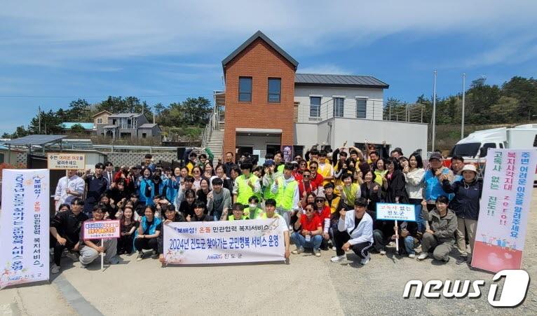 본문 이미지 - 찾아가는 군민행복 서비스 '보배섬 온돌 민관협력사업' 참가자들이 봉사활동을 마친 뒤 기념사진을 찍고 있다.(진도군 제공)/뉴스1 