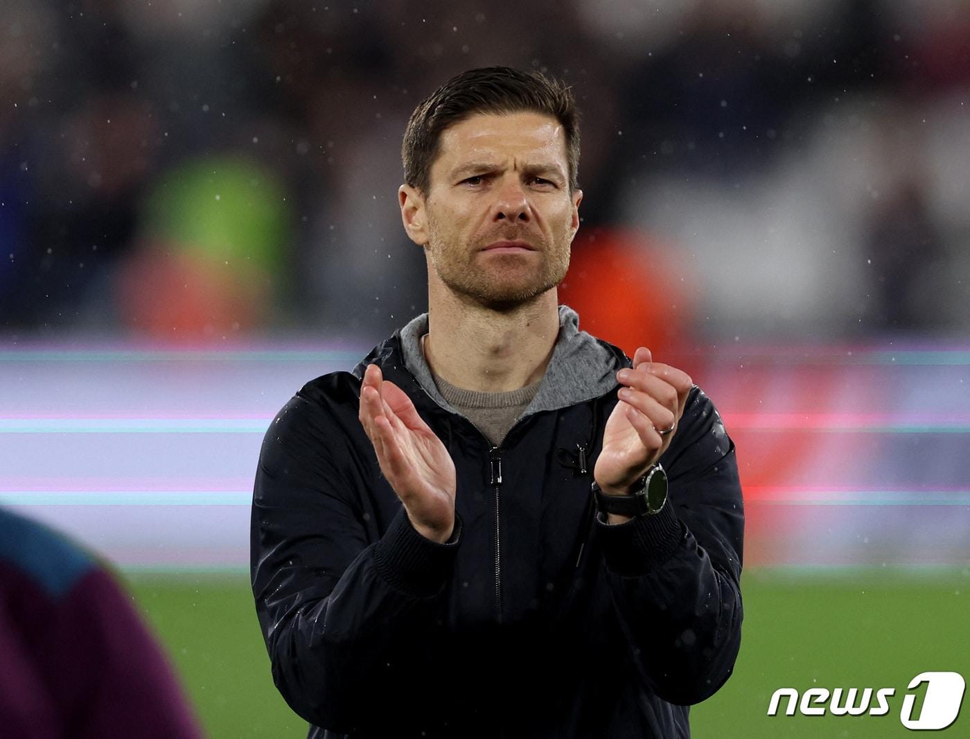 본문 이미지 - 유로파리그 4강에 오른 사비 알론소 레버쿠젠 감독. ⓒ 로이터=뉴스1