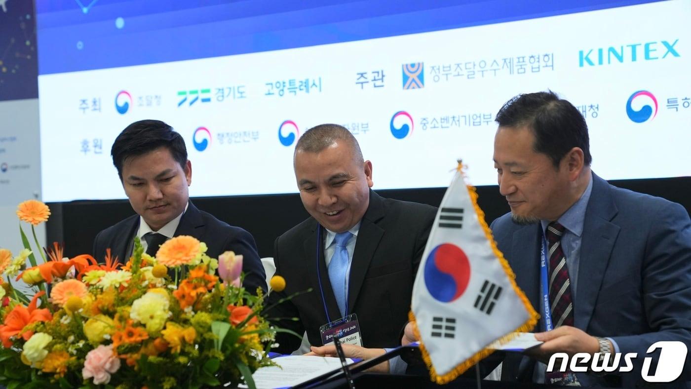 본문 이미지 -  19일 나라장터 엑스포에 참여한 국내외 바이어들이 수출계약서에 서명하고있다. (조달청 제공) /뉴스1