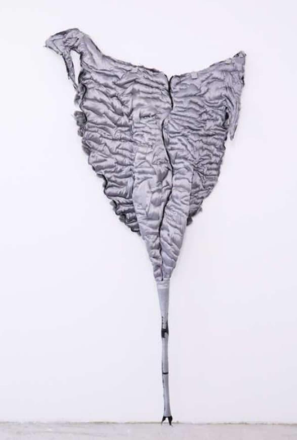본문 이미지 - 장효주, 허물 #1-2, 폴리우레탄, 실리콘, 지퍼, 양모, 천, 138x289x10 cm, 2023-2024. 지갤러리 제공. 