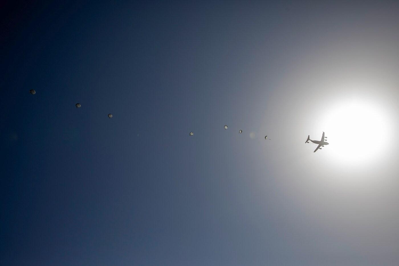한미 특전대원들이 지난 18일 오산비행장에서 연합공중침투훈련 중 강하를 실시하고 있다(육군 제공)