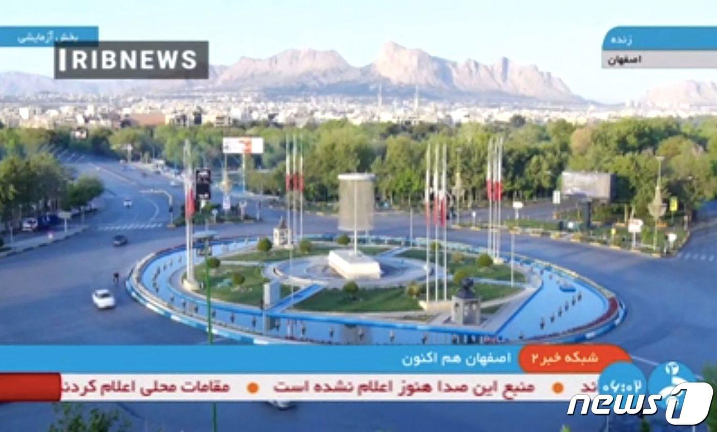 이란 국영 방송인 '이란 이슬람 공화국 방송(IRIB)'이 공습 직후 이스파한의 실시간 모습을 송출하고 있다. 2024.04.19. ⓒ AFP=뉴스1 ⓒ News1 정윤영 기자