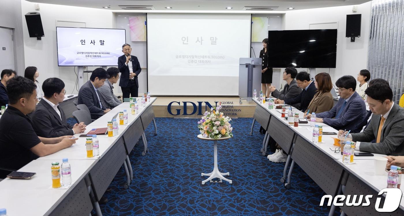 본문 이미지 - 김종갑 글로벌디지털혁신네트워크 대표가 19일 오후 경기도 성남시 분당구 글로벌디지털혁신네트워크(GDIN)에서 열린 '반려동물 산업 육성 협의회' 제2회 IR 데이에서 인사말을 하고 있다. 이번 IR데이는 유망한 반려동물 스타트업을 발굴하고 투자 및 비즈니스 기회를 제공하는 한편 해외 진출까지 지원하기 위해 마련됐다. 2024.4.19/뉴스1 ⓒ News1 이재명 기자