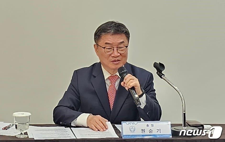 본문 이미지 - 권순기 경상국립대 총장이 지난달 11일 기자간담회를 갖고 의과대학 정원 확대에 대해 설명하고 있다. 2024.3.11 뉴스1/한송학기자