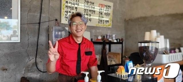 본문 이미지 - 전남 신안의 섬마을 소악도에서 기부카페를 운영하고 있는 김현우 씨(32) 2024.4.19/뉴스1 