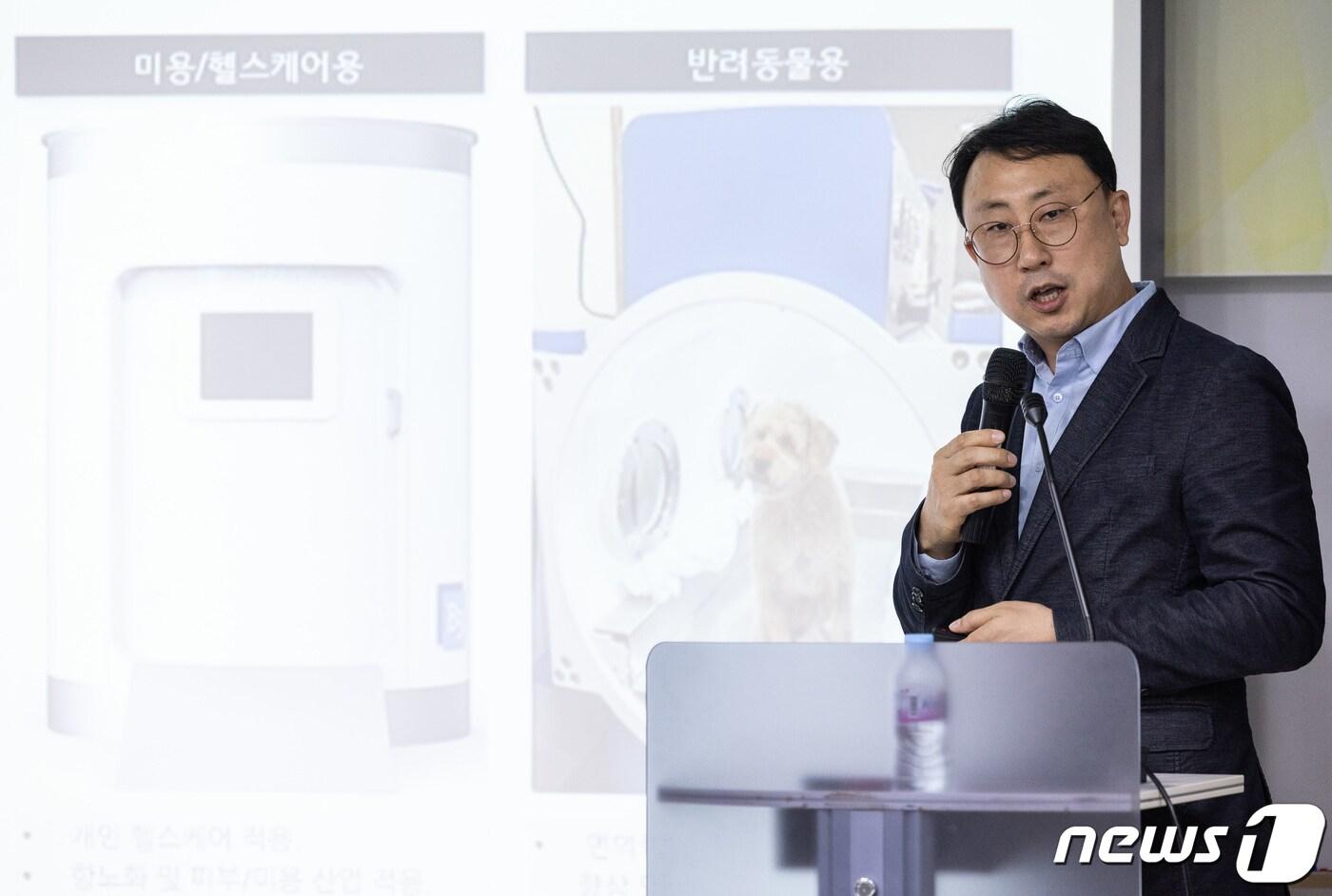 문신희 셀씨존 이사가 19일 오후 경기도 성남시 분당구 글로벌디지털혁신네트워크(GDIN)에서 열린 '반려동물 산업 육성 협의회' 제2회 IR 데이에서 기업소개를 하고 있다. 이번 IR데이는 유망한 반려동물 스타트업을 발굴하고 투자 및 비즈니스 기회를 제공하는 한편 해외 진출까지 지원하기 위해 마련됐다. 2024.4.19/뉴스1 ⓒ News1 이재명 기자