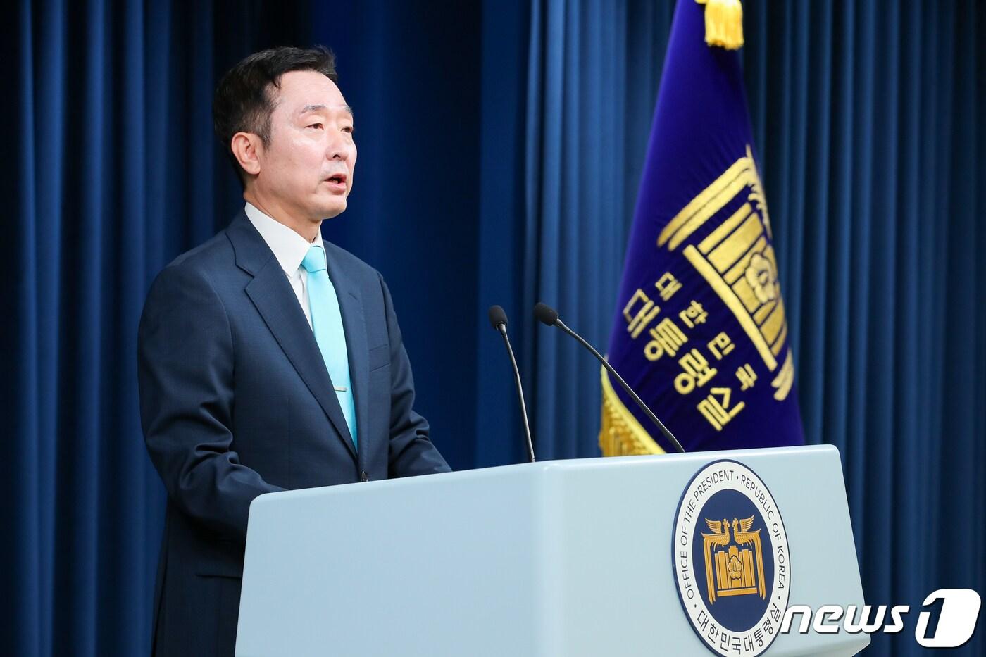 이도운 홍보수석이 19일 오후 용산 대통령실에서 윤석열 대통령과 이재명 더불어민주당 대표 통화 관련 브리핑을 하고 있다. 대통령실에 따르면 윤석열 대통령은 통화에서 이 대표의 당선을 축하하며 "다음 주 형편이 된다면 용산에서 만나자＂고 제안했다. 2024.4.19/뉴스1 ⓒ News1 안은나 기자