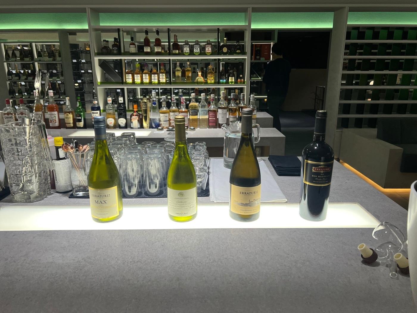 본문 이미지 - (왼쪽부터) '에라주리즈 맥스 샤르도네', '아콩카구아 코스타 샤르도네', '에라주리즈 라스 피자라스 샤르도네', '에라주리즈 돈 막시미아노'(아영FBC 제공)