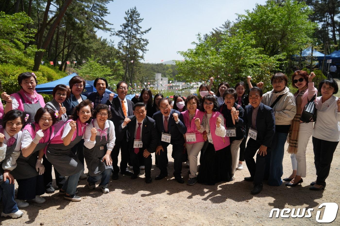 본문 이미지 -  19일 오전 하윤수 부산시교육감이 부산예원고에서 열린 바자회에 참석해 학생들과 기념촬영을 하고 있다.(부산시교육청 제공)