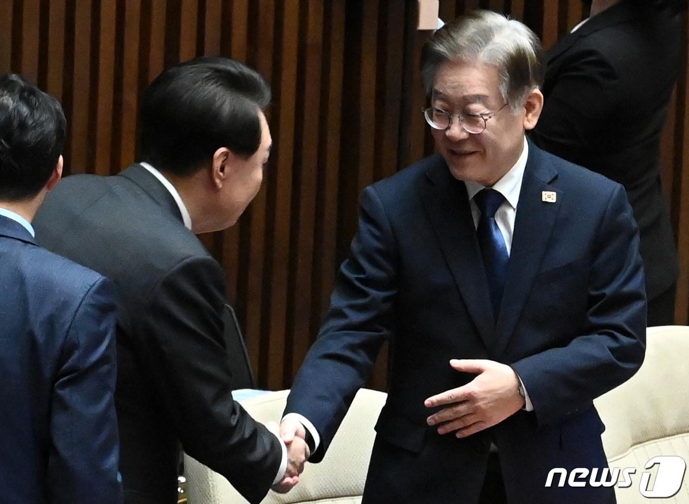 본문 이미지 - 윤석열 대통령이 19일 오후 3시 30분경 이재명 더불어민주당 대표와 전화 통화를 통해 다음주 적당한 시기에 용산에서 회동할 것을 제안했다고 대통령실이 밝혔다. 사진은 윤 대통령이 지난 2023년 10월 31일 2024년도 예산안 및 기금운용계획안에 대한 국회시정연설을 위해 서울 여의도 국회 본회의장에 들어서며 이재명 더불어민주당 대표와 악수하는 모습. (뉴스1 DB)2024.4.19/뉴스1