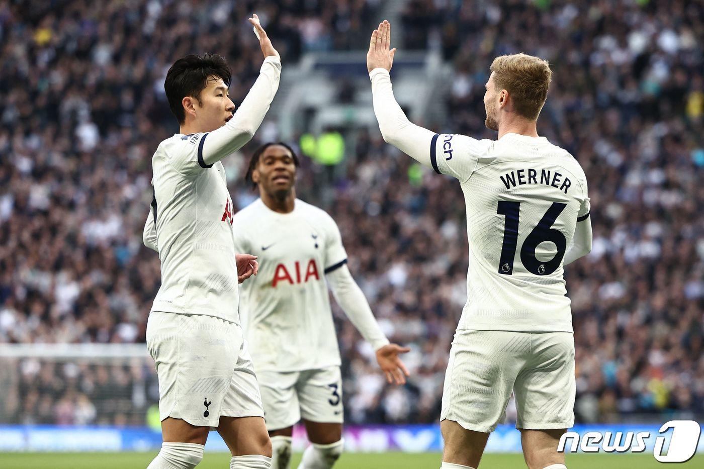 본문 이미지 - 다음 시즌 유럽축구연맹(UEFA) 챔피언스리그 진출을 위해 무조건 4위 안에 들어야 하는 토트넘과 손흥민. ⓒ AFP=뉴스1