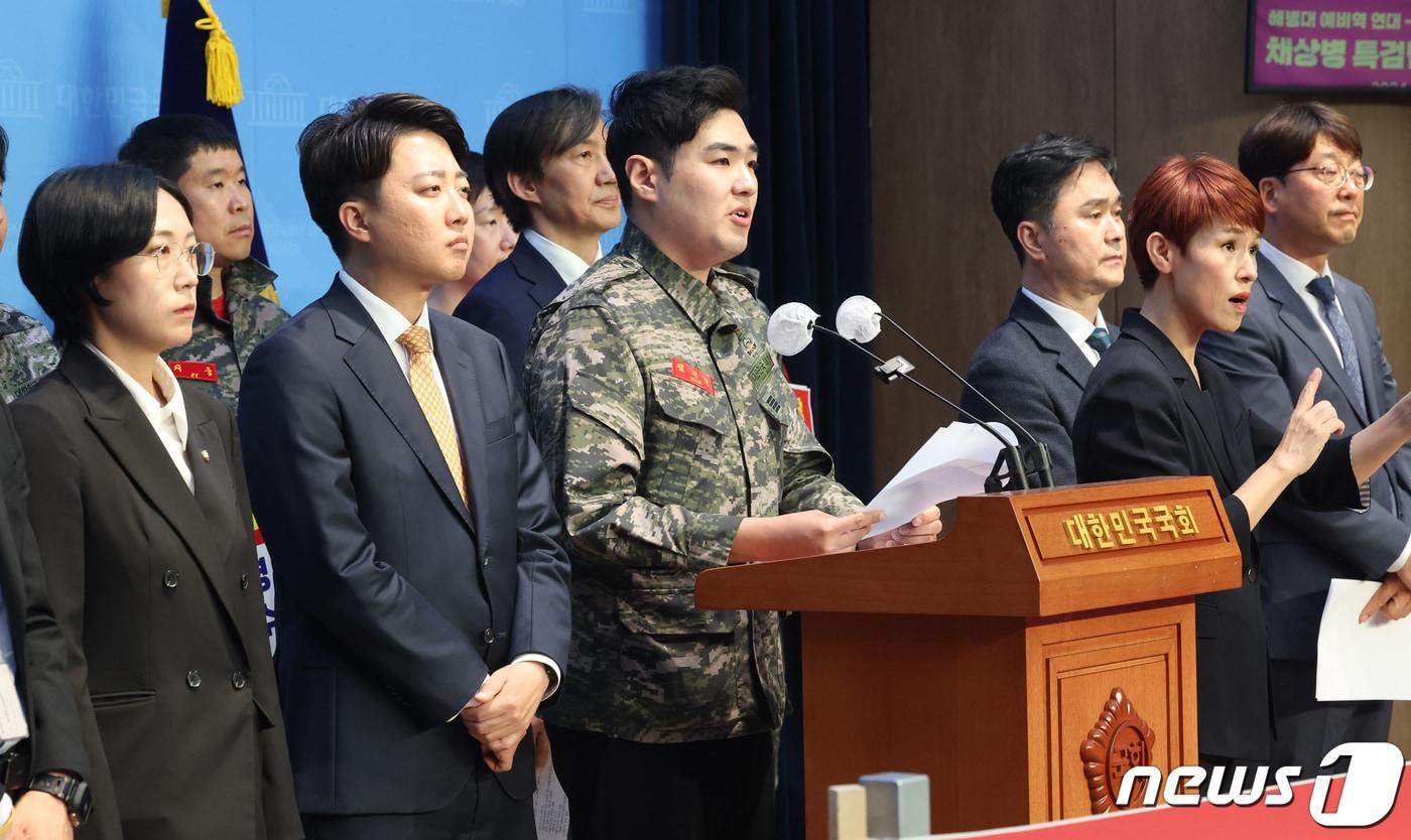 본문 이미지 - 정원철 해병대예비역연대 회장과 야6당 지도부가 19일 서울 여의도 국회 소통관에서 열린 '야6당-해병대예비역연대,채상병 특검법 신속 처리 촉구 기자회견'에서 발언을 하고 있다. 이날 기자회견에는 전재수, 박주민 더불어민주당 의원과, 조국 조국혁신당 대표, 이준석 개혁신당 대표, 장혜영 녹색정의당 원내대표 직무대행, 강성희 진보당 원내대표, 김종민 새로운미래 의원 등이 참석했다. 2024.4.19/뉴스1 ⓒ News1 ,송원영 기자