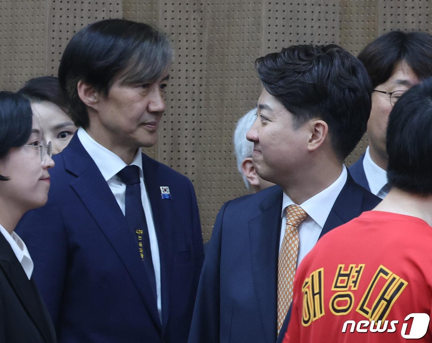 본문 이미지 - 조국 조국혁신당 대표와 이준석 개혁신당 대표가 19일 서울 여의도 국회 소통관에서 열린 '야6당-해병대예비역연대,채상병 특검법 신속 처리 촉구 기자회견'에 참석 하고 있다. 2024.4.19/뉴스1 ⓒ News1 ,송원영 기자
