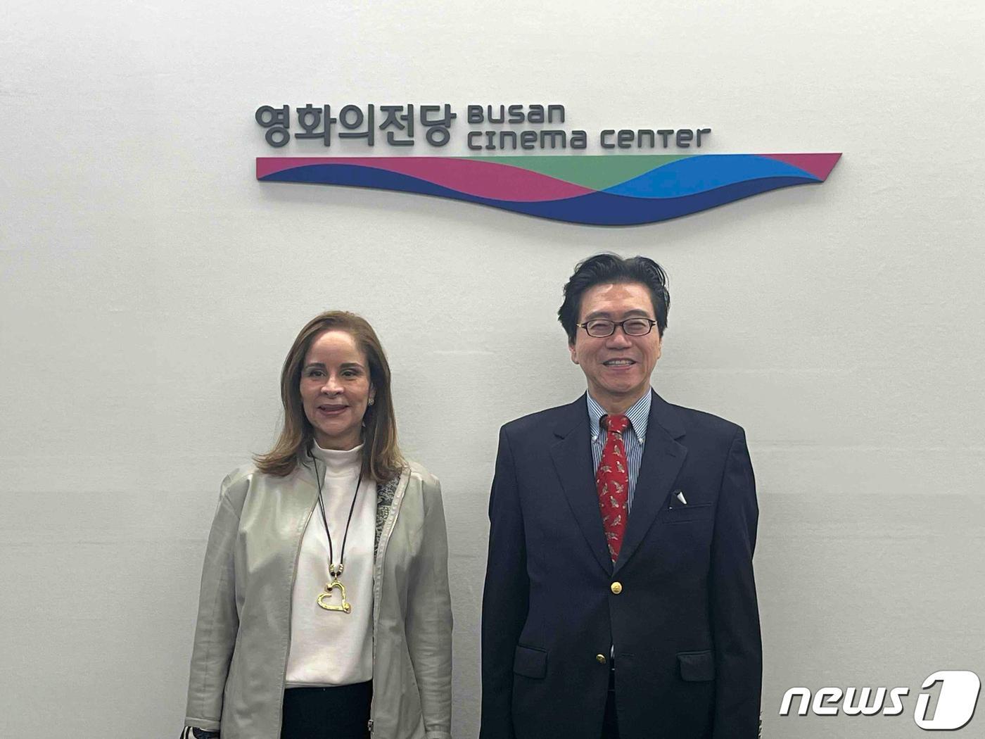 본문 이미지 - 야즈민 콜론 데 코르티소 파나마 영부인(왼쪽)과 김진해 영화의전당 대표가 접견후 기념사진을 찍고 있다(영화의전당 제공)